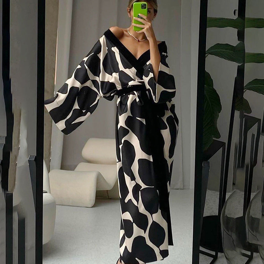 Fashionable Black Woven Printed Loose Long Robe for WomenCasual Sleepwear