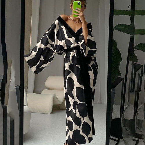 Fashionable Black Woven Printed Loose Long Robe for WomenCasual Sleepwear