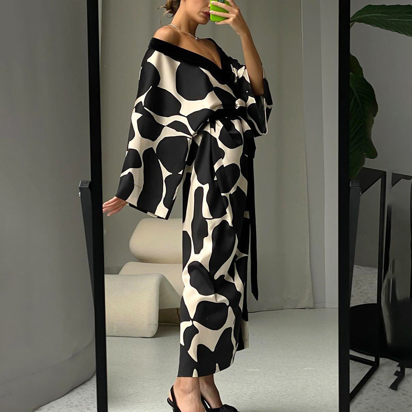 Fashionable Black Woven Printed Loose Long Robe for WomenCasual Sleepwear